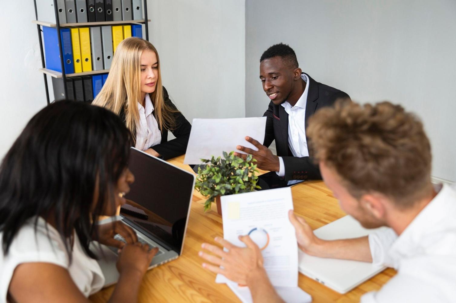 Session d'apprentissage sur la théorie des couleurs avec outils et matériel pédagogique