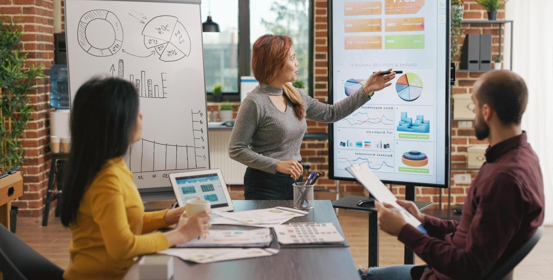 Exploration pratique des harmonies chromatiques avec des échantillons de couleurs variés