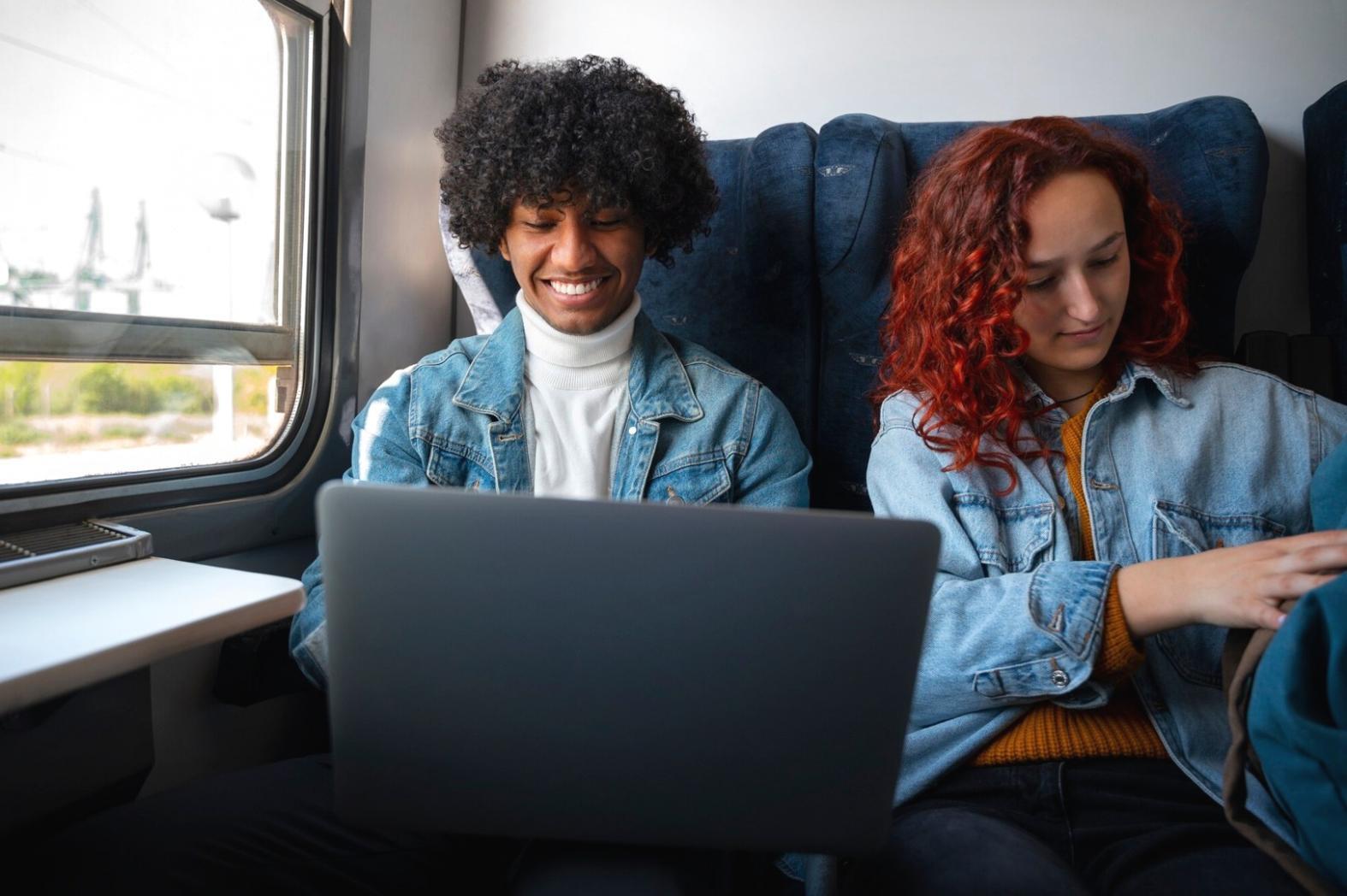 Étudiant travaillant sur un projet de design colorimétrique avec palette chromatique