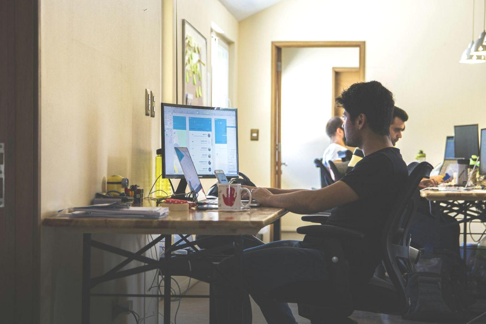 Espace de travail avec outils de design et nuanciers de couleurs